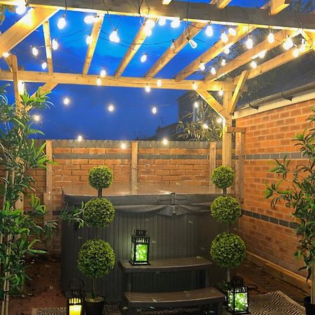 The Cheshire Gathering - Sleeps Up To 30 With Hot Tub Chester Exterior photo