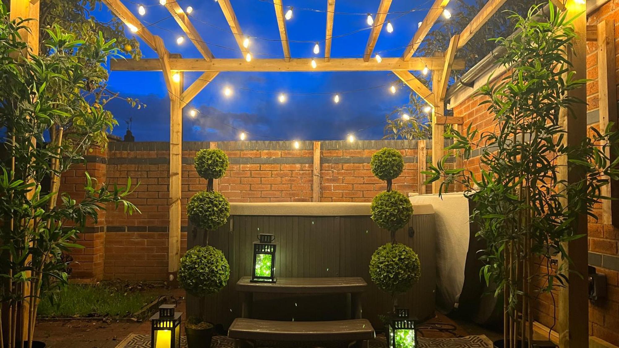 The Cheshire Gathering - Sleeps Up To 30 With Hot Tub Chester Exterior photo