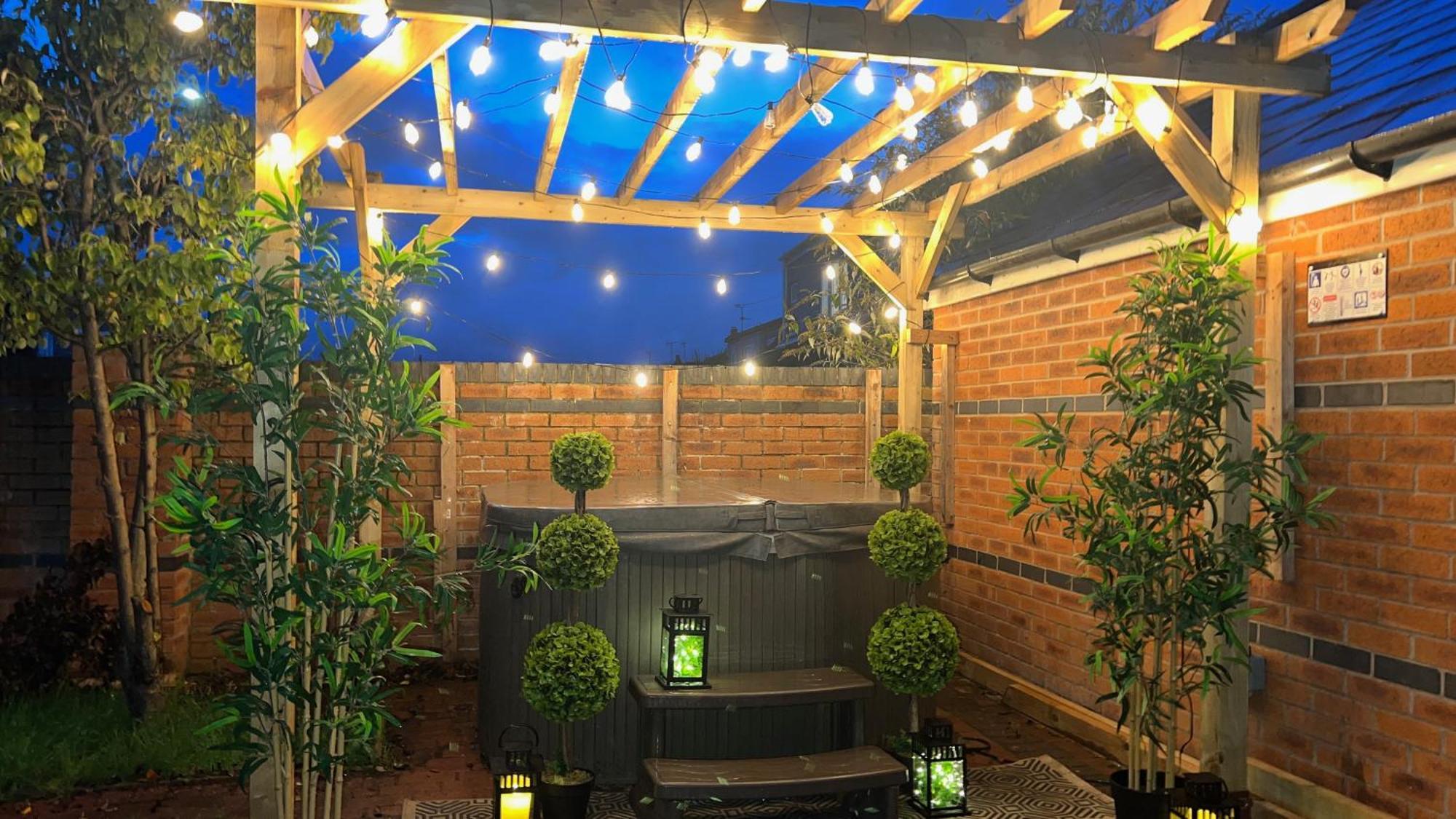 The Cheshire Gathering - Sleeps Up To 30 With Hot Tub Chester Exterior photo
